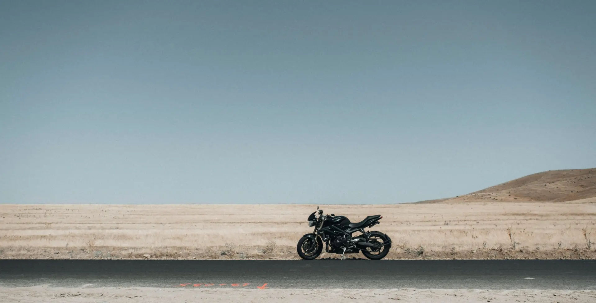 Imagen de fondo con motocicleta en un desierto